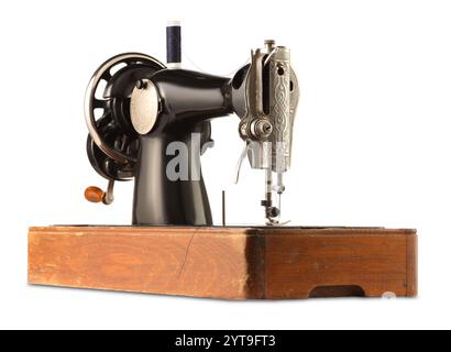 Eine Vintage-Nähmaschine isoliert auf weiß Stockfoto