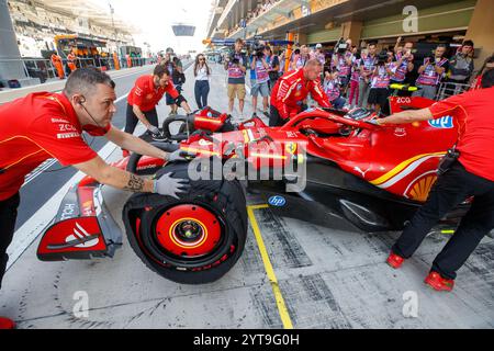 Yas Marina, Rieti, Abu Dhabi. Dezember 2024. ARTHUR LECLERC (MON) – Scuderia Ferrari – Ferrari SF-24 – Freitagssitzung des Formel 1 Etihad Airways Abu Dhabi Grand Prix 2024, Yas Marina. (Kreditbild: © Alessio de Marco/ZUMA Press Wire) NUR REDAKTIONELLE VERWENDUNG! Nicht für kommerzielle ZWECKE! Stockfoto