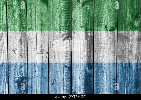 Sierra Leone Flagge auf verwittertem Holz Stockfoto