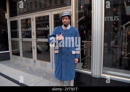 New York, Usa. Dezember 2024. Ein Portier am Empire State Building Observatory steht in Manhattan, New York City. (Foto: Jimin Kim/SOPA Images/SIPA USA) Credit: SIPA USA/Alamy Live News Stockfoto