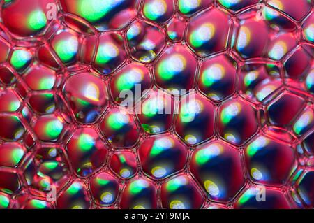 Fraktale Formen mit mehrfarbigen Reflexionen in abstrakter Nahaufnahme Stockfoto