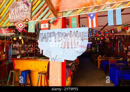 Ein Happy Menu, Happy Brownie Schild (Werbung für Gras, Cannabis) vor einer Bar (Jaidee Restaurant) in Vang Vieng, Nord-Laos, Südostasien Stockfoto