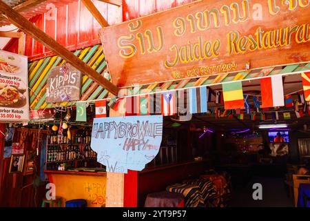 Ein Happy Menu, Happy Brownie Schild (Werbung für Gras, Cannabis) vor einer Bar (Jaidee Restaurant) in Vang Vieng, Nord-Laos, Südostasien Stockfoto