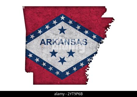 Karte und Flagge von Arkansas auf verwittertem Beton Stockfoto
