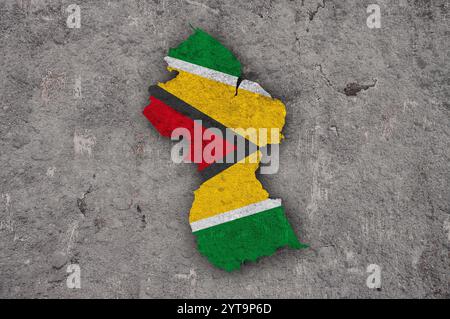 Karte und Flagge von Guyana auf verwittertem Beton Stockfoto