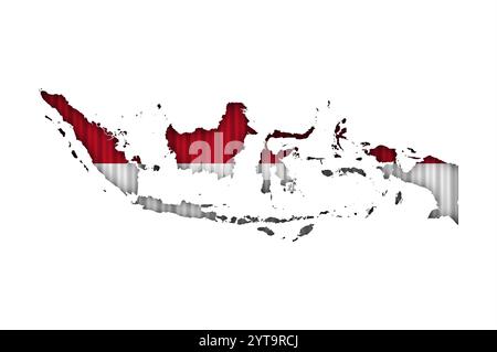 Karte und Flagge von Indonesien auf Wellblech Stockfoto
