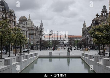 Avenue of Aliados in Porto, Portugal. Wunderschöne Allee im Stadtzentrum mit Blick auf das Rathaus. Stockfoto