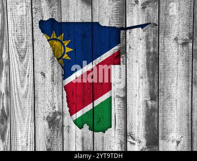 Karte und Flagge Namibias auf verwittertem Holz Stockfoto