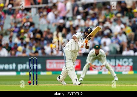 Adelaide, Australien, 6. Dezember 2024. Rishabh Pant of India spielt am 1. Tag des NRMA Insurance Day-Night Test Matches zwischen Australien und Indien im Adelaide Oval am 6. Dezember 2024 in Adelaide, Australien. Quelle: Santanu Banik/Speed Media/Alamy Live News Stockfoto