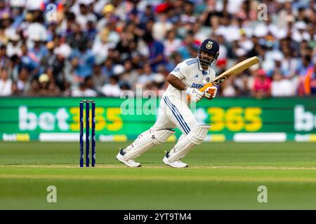 Adelaide, Australien, 6. Dezember 2024. Rishabh Pant of India schlägt am 1. Tag des NRMA Insurance Day-Night Test Matches zwischen Australien und Indien im Adelaide Oval am 6. Dezember 2024 in Adelaide, Australien. Quelle: Santanu Banik/Speed Media/Alamy Live News Stockfoto