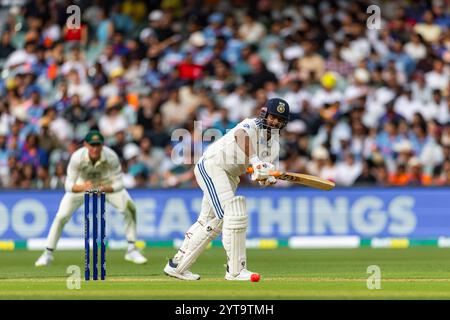 Adelaide, Australien, 6. Dezember 2024. Rishabh Pant of India schlägt am 1. Tag des NRMA Insurance Day-Night Test Matches zwischen Australien und Indien im Adelaide Oval am 6. Dezember 2024 in Adelaide, Australien. Quelle: Santanu Banik/Speed Media/Alamy Live News Stockfoto