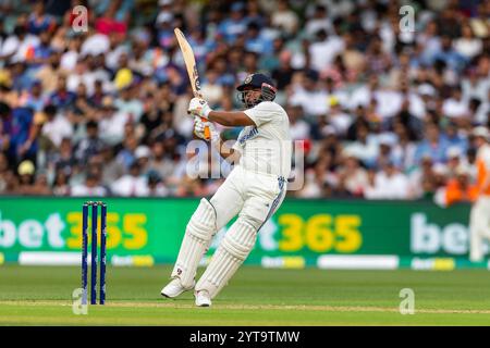 Adelaide, Australien, 6. Dezember 2024. Rishabh Pant of India zieht am 1. Tag des NRMA Insurance Day-Night Test Matches zwischen Australien und Indien am Adelaide Oval am 6. Dezember 2024 in Adelaide, Australien. Quelle: Santanu Banik/Speed Media/Alamy Live News Stockfoto