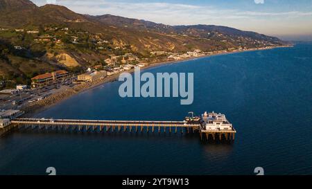 JANUAR 2023, MALIBU, CA. USA - aus der Vogelperspektive des berühmten historischen Malibu Pier am Pazifik Stockfoto