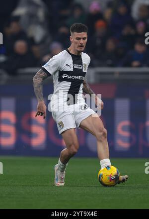 Mailand, Italien. Dezember 2024. Dennis Mann von Parma Calcio während des Spiels der Serie A in Giuseppe Meazza, Mailand. Der Bildnachweis sollte lauten: Jonathan Moscrop/Sportimage Credit: Sportimage Ltd/Alamy Live News Stockfoto