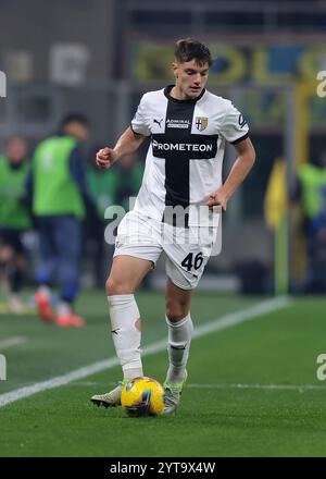 Mailand, Italien. Dezember 2024. Giovanni Leoni von Parma Calcio während des Spiels der Serie A in Giuseppe Meazza, Mailand. Der Bildnachweis sollte lauten: Jonathan Moscrop/Sportimage Credit: Sportimage Ltd/Alamy Live News Stockfoto