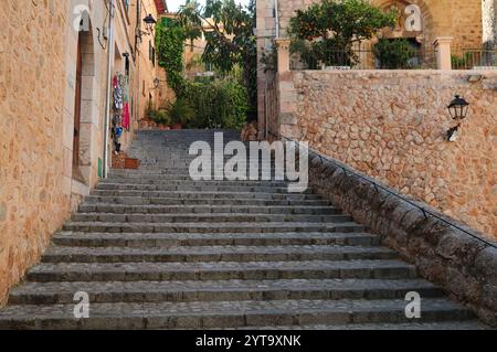 Historische Stufen in Fornalutx Mallorca Spanien an Einem wunderschönen sonnigen Frühlingstag Stockfoto