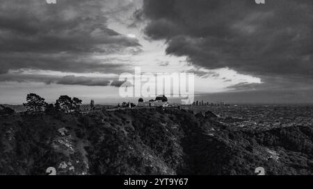 FEBRUAR 2023, LOS ANGELES, CA., USA - aus der Vogelperspektive auf das Griffith Planetarium mit Blick auf die Skyline von Los Angeles in der Ferne Stockfoto