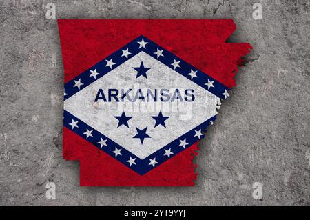 Karte und Flagge von Arkansas auf verwittertem Beton Stockfoto