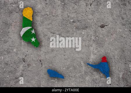 Karte und Flagge von Komoren auf verwittertem Beton Stockfoto
