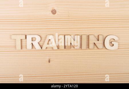 Begriff aus Holzbuchstaben auf hellem Holz Stockfoto