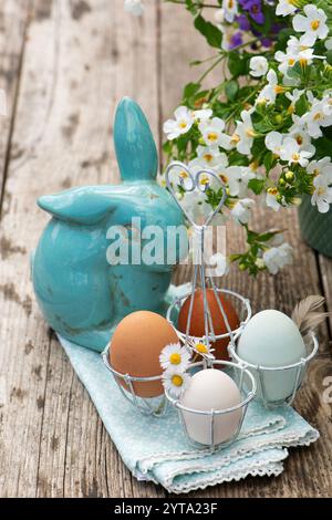 Bunte Eier in einem Metallkorb Stockfoto