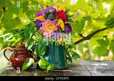 Herbststrauß in einem alten Emaille-Topf Stockfoto