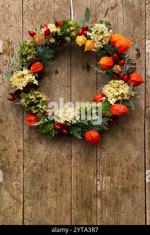 Herbstkranz an einer Holztür Stockfoto