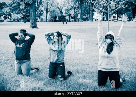 Die jungen Dämonen hielten diese Haltung während des George Floyd-Protestes in Ludington, Michigan, USA, über zwei Stunden lang ein Stockfoto