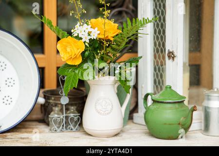 Kleiner Blumenstrauß mit Rosen Stockfoto