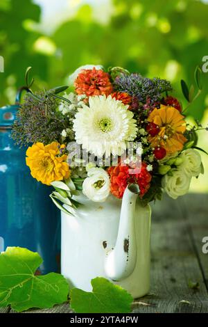 Farbenfroher Blumenstrauß auf einem Gartentisch Stockfoto