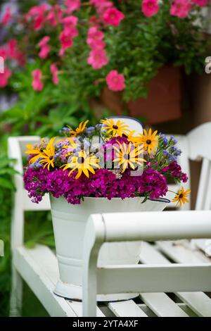 Sommerblumen auf einer Gartenbank Stockfoto