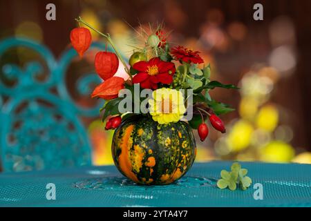 Zierkürbis mit Blumen Stockfoto