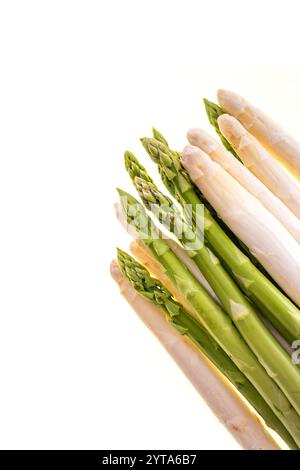 Frische weiße und grüne Spargelspitzen isoliert auf weißem Hintergrund. Fotos von Frühlingsgemüse von oben. Hintergrund der haeligen Ernährung. Stockfoto