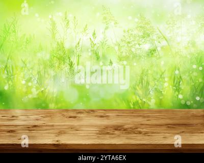 Leere Holztheke vor strahlend grünem wuchs mit hellem Bokeh. Natur Szene im Frühling für saisonale Dekoration. Hintergrund für Präsentationen und Platz für Text. Stockfoto