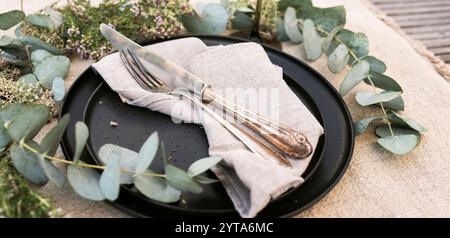 Festliches Ambiente im natürlichen Boho-Stil für eine Sommerhochzeit. Hintergrundkonzept für Hochzeitsfeiern und Urlaubs-Gastronomie. Dekoration im Restaurant. Stockfoto