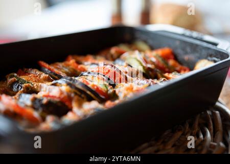 Pflanzliche Ratatouille in einem rechteckigen Gusseisenauflauf. Traditioneller französischer provenzalischer Gemüseeintopf. Gesunde vegetarische Ernährung. Nahaufnahme mit kurzer Schärfentiefe. Stockfoto