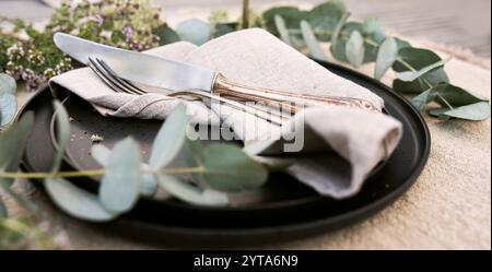 Festliches Ambiente im natürlichen Boho-Stil für eine Sommerhochzeit. Hintergrundkonzept für Hochzeitsfeiern und Urlaubs-Gastronomie. Dekoration im Restaurant. Stockfoto