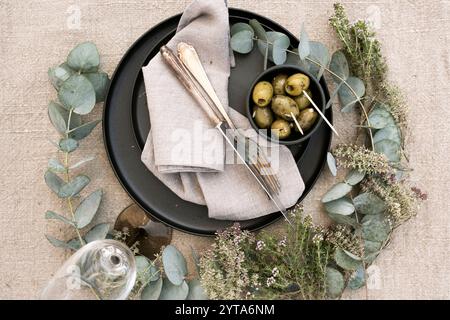 Tisch im mediterranen Stil mit Oliven. Dekorationskonzept für Boho-Hochzeiten. Draufsicht. Stockfoto