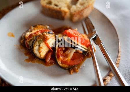 Gemüse-Ratatouille frisch serviert auf einem Teller mit Ciabatta-Brot. Traditioneller französischer provenzalischer Gemüseeintopf. Gesunde vegetarische Ernährung. Nahaufnahme mit kurzer Schärfentiefe. Draufsicht. Stockfoto
