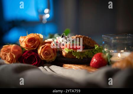 Romantisches Frühstück mit Rosen und Champagner im Bett. Hintergrund für Valentinstag oder Muttertag mit Platz für Text. Stockfoto