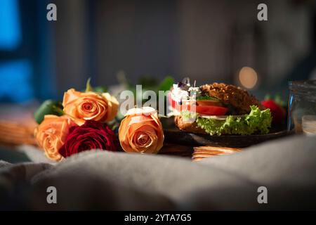 Romantisches Frühstück mit Rosen auf dem Bett. Hintergrund für Valentinstag oder Muttertag mit Platz für Text. Stockfoto