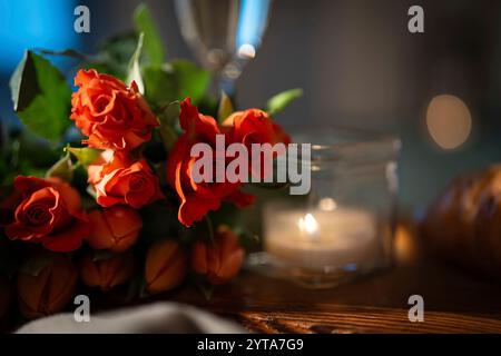 Stillleben mit roten Rosen und Kerzenlicht für Liebesgefühle. Romantischer Hintergrund für den Valentinstag oder den Muttertag. Stockfoto