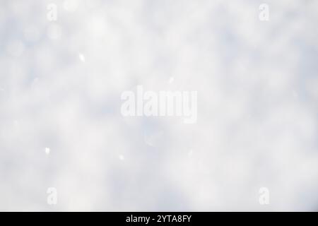 Abstrakter blauer Aquarellhintergrund. Verwischter hellblauer Winterhimmel, bewölkt mit Schneefall und Bokeh. Hintergrund zur weihnachtszeit mit Platz für Text. Stockfoto