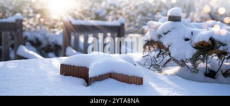 Verschneite weihnachtsdekoration im Garten Stockfoto