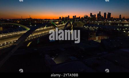 25. MÄRZ 2023, LOS ANGELES, CA., USA - die neue 6th State Bridge führt von East LA in die Innenstadt von Los Angeles, CA. Stockfoto