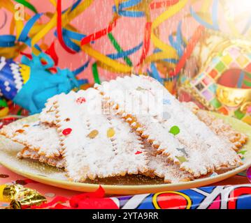 Chiacchiere oder Cenci, typisches italienisches Dessert für Karneval. Sie werden frittiert und mit Puderzucker bedeckt Stockfoto