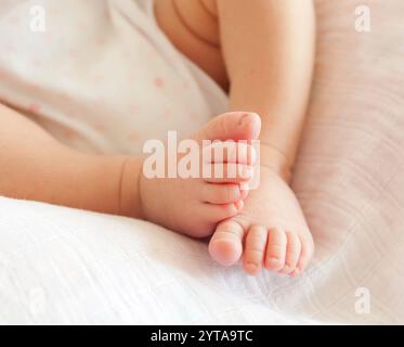 Nahaufnahme von kleinen Babyfüßen, den Füßen von Neugeborenen Stockfoto