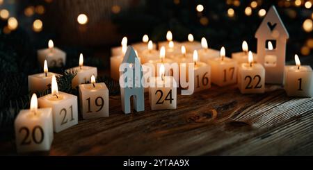 Adventskalender aus 24 brennenden Kerzen, verziert auf dunklem Holz mit goldenem Bokeh. Weihnachtshintergrund mit Platz für Text. Nahaufnahme. Stockfoto