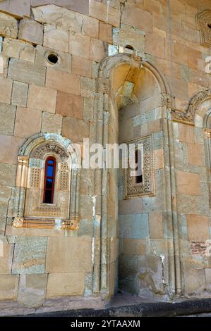 Dekoratives Fenster und dekorative Wandnische an der Hauptkirche im Kloster Betania der Geburt der Heiligen Mutter Gottes, Kvesseti, Georgien Stockfoto