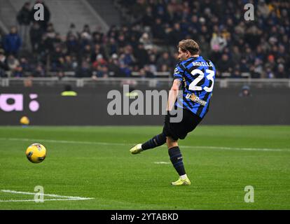 Mailand, Italien. Dezember 2024. Nicolo Barella von Inter Mailand schießt während eines Fußballspiels der Serie A zwischen Inter Mailand und Parma am 6. Dezember 2024 in Mailand, Italien. Quelle: Alberto Lingria/Xinhua/Alamy Live News Stockfoto